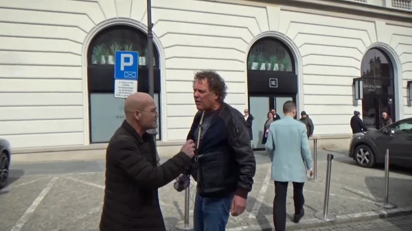 'Je liet je kind in de oorlog stikken': Kees van der Spek confronteert voortvluchtige oplichter