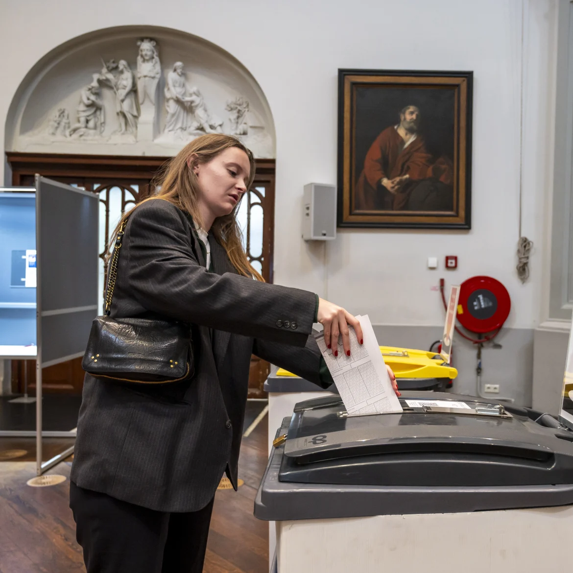 Illustratief beeld van een vrouw die stemt bij een artikel over wat de verkiezingsprogramma's zeggen over onderwerpen die belangrijk zijn voor vrouwen