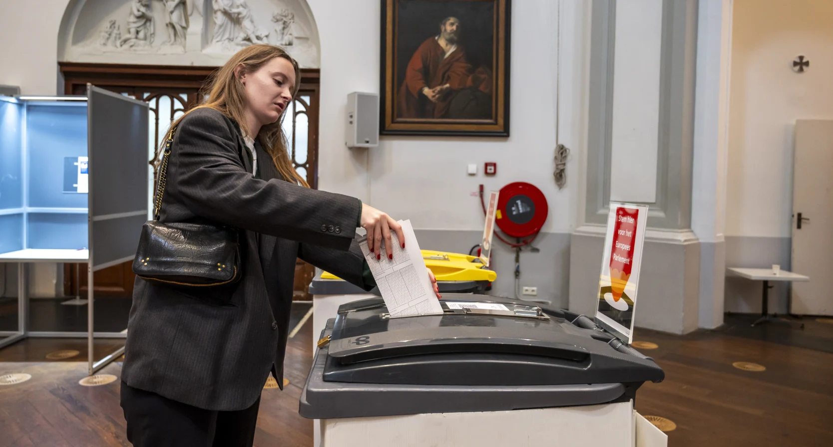 Illustratief beeld van een vrouw die stemt bij een artikel over wat de verkiezingsprogramma's zeggen over onderwerpen die belangrijk zijn voor vrouwen