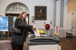 Thumbnail voor Zweef je nog? Dít zeggen de verkiezingsprogramma's van de grootste partijen over vrouwenrechten