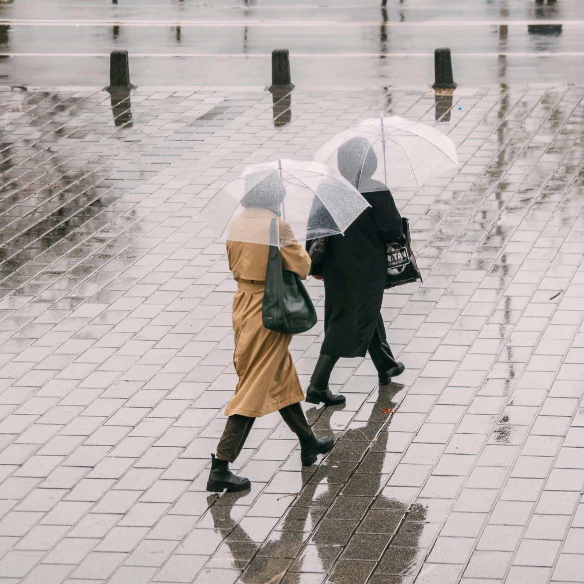 Vrouwen in de regen.