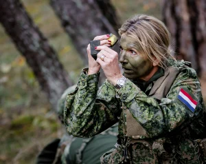 Thumbnail voor Koningin Máxima traint in camouflagepak mee met opleiding marechaussee