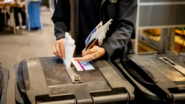 De Tweede Kamerverkiezingen beloven spannend te worden: vijf partijen liggen dicht bij elkaar, met de PVV voorlopig aan kop. Veel kiezers twijfelen nog, waardoor de uitslag onvoorspelbaar blijft.