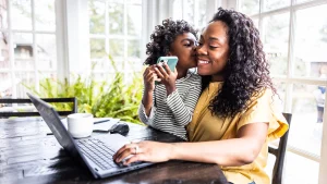 Thumbnail voor Zo wordt het nóg gezelliger thuis: 10 x onze favoriete podcasts, boeken en films over ouderschap