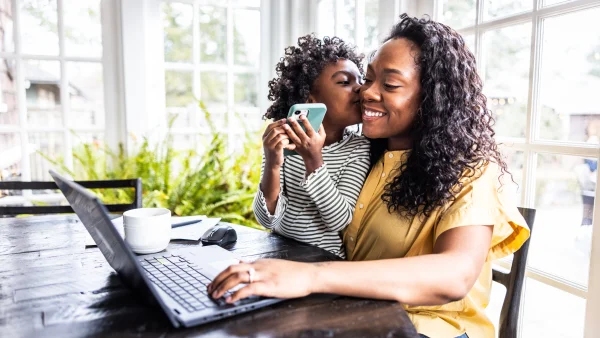 Illustrief beeld van een moeder en dochter achter een laptop voor een artikel over podcasts, boeken en films over ouderschap.