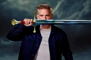 Thumbnail voor Art Rooijakkers presenteert het bloedstollende 'Het zwaard van Damocles': 'Sommige BN'ers waren echt boos of voelden zich verraden'