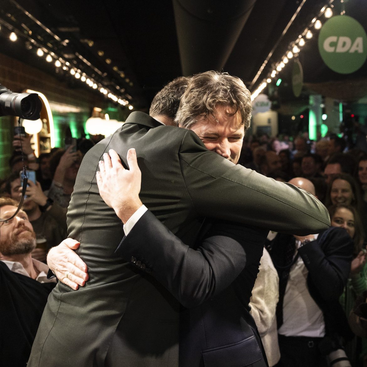 Van vloeken in de kerk tot een emotioneel afscheid: zó reageerden de partijleiders op de exitpolls