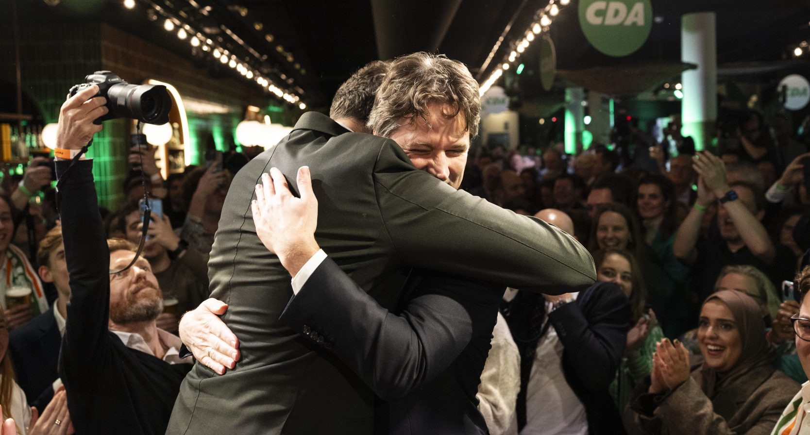 Van vloeken in de kerk tot een emotioneel afscheid: zó reageerden de partijleiders op de exitpolls