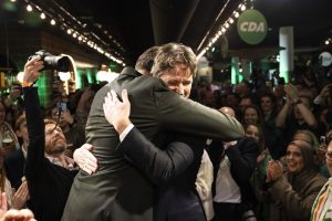 Thumbnail voor Van vloeken in de kerk tot een emotioneel afscheid: zó reageerden de partijleiders op de exitpolls