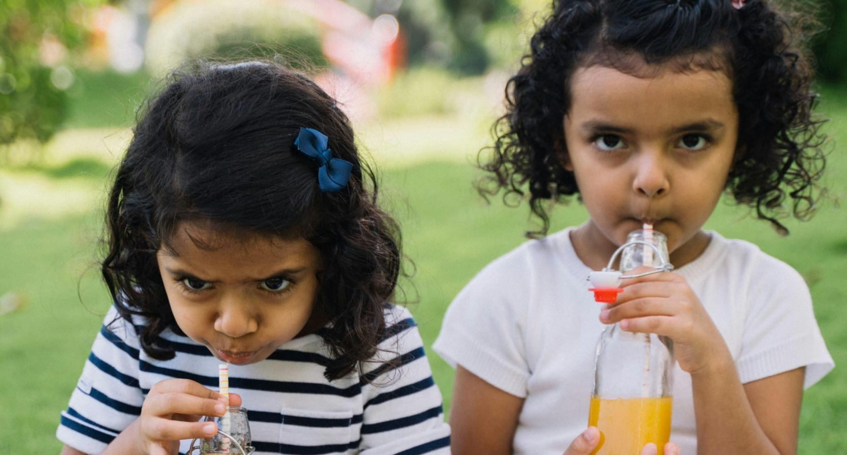 Kinderen drinken uit een flesje.