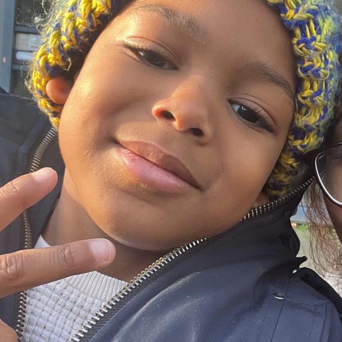 Carrelaines zoon (8) kreeg als baby een dwarslaesie: 'Ineens bewogen zijn benen niet meer'