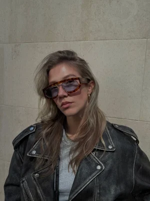 Thumbnail voor Anouk investeerde al haar spaargeld in zonnebrillenmerk: 'Kippenvel als ik iemand met mijn bril zie lopen'