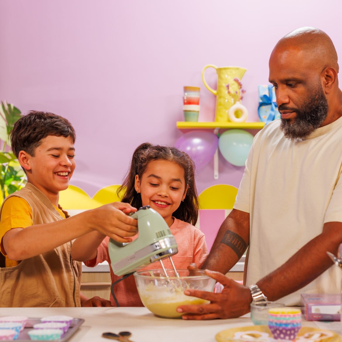 Donnah (10) en Dexter (12) bakken met Willie: 'Iedereen mag weleens in het zonnetje staan'