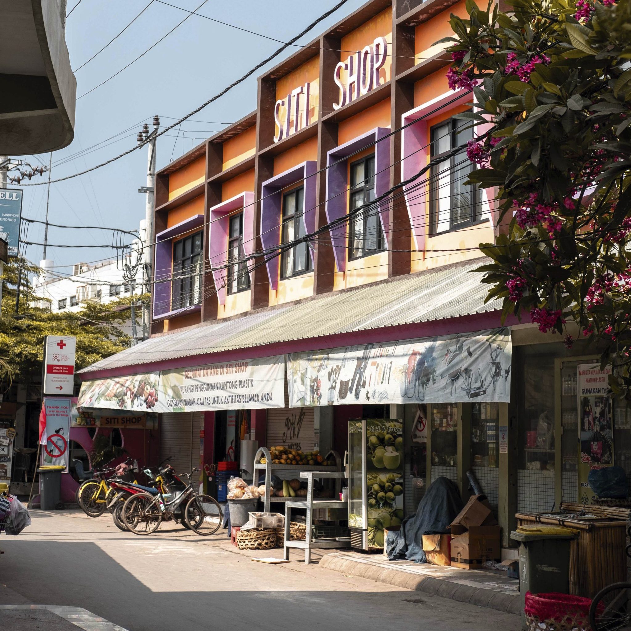 ‘De wind ruikt naar zout en kokos en de zee schittert in tien tinten blauw’