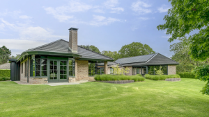 Thumbnail voor Een wellnesscentrum is er niets bij: in dit huis val je van de ene verbazing in de andere