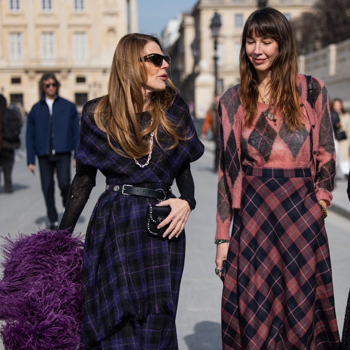 Vrouw in ruitenprint op straat