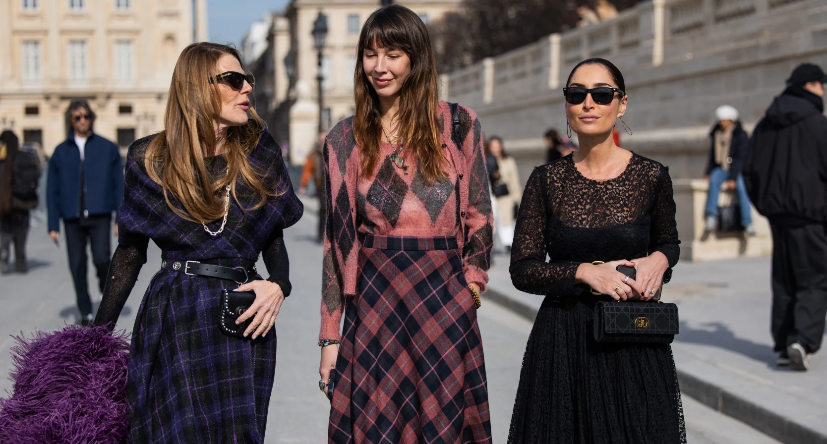 Vrouw in ruitenprint op straat