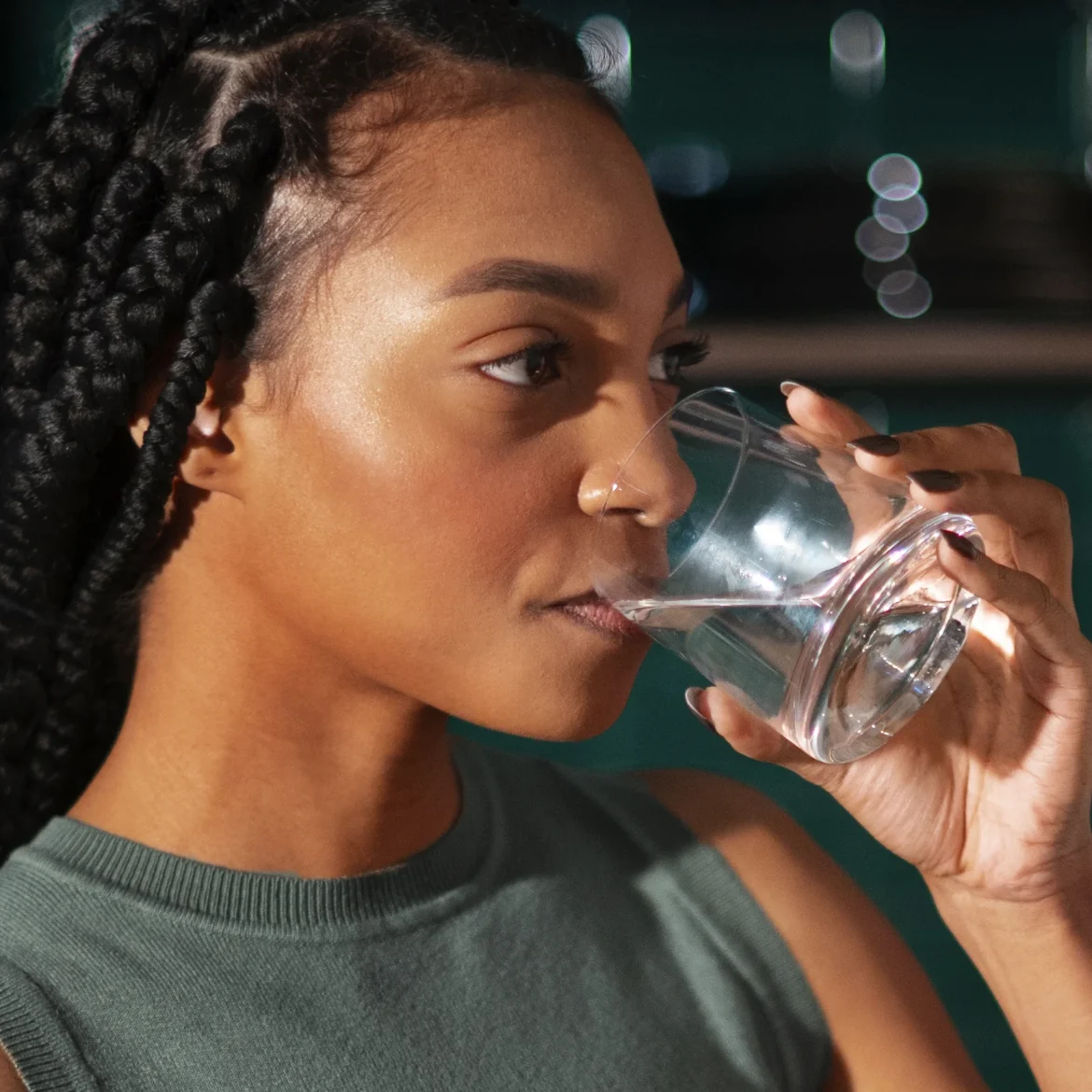 Water Utrecht besmet met bacterie | Vrouw drinkt een glas water