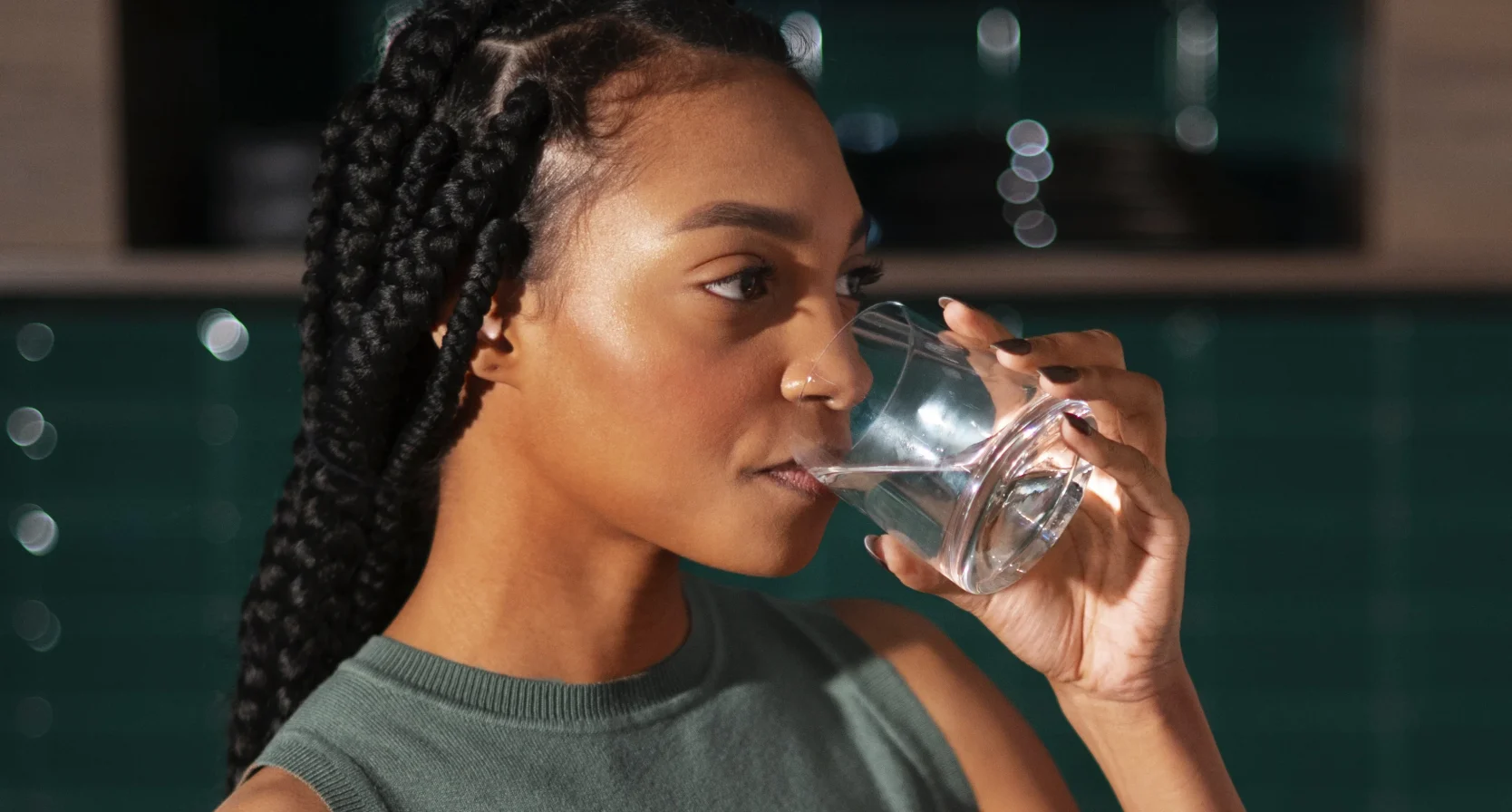 Water Utrecht besmet met bacterie | Vrouw drinkt een glas water