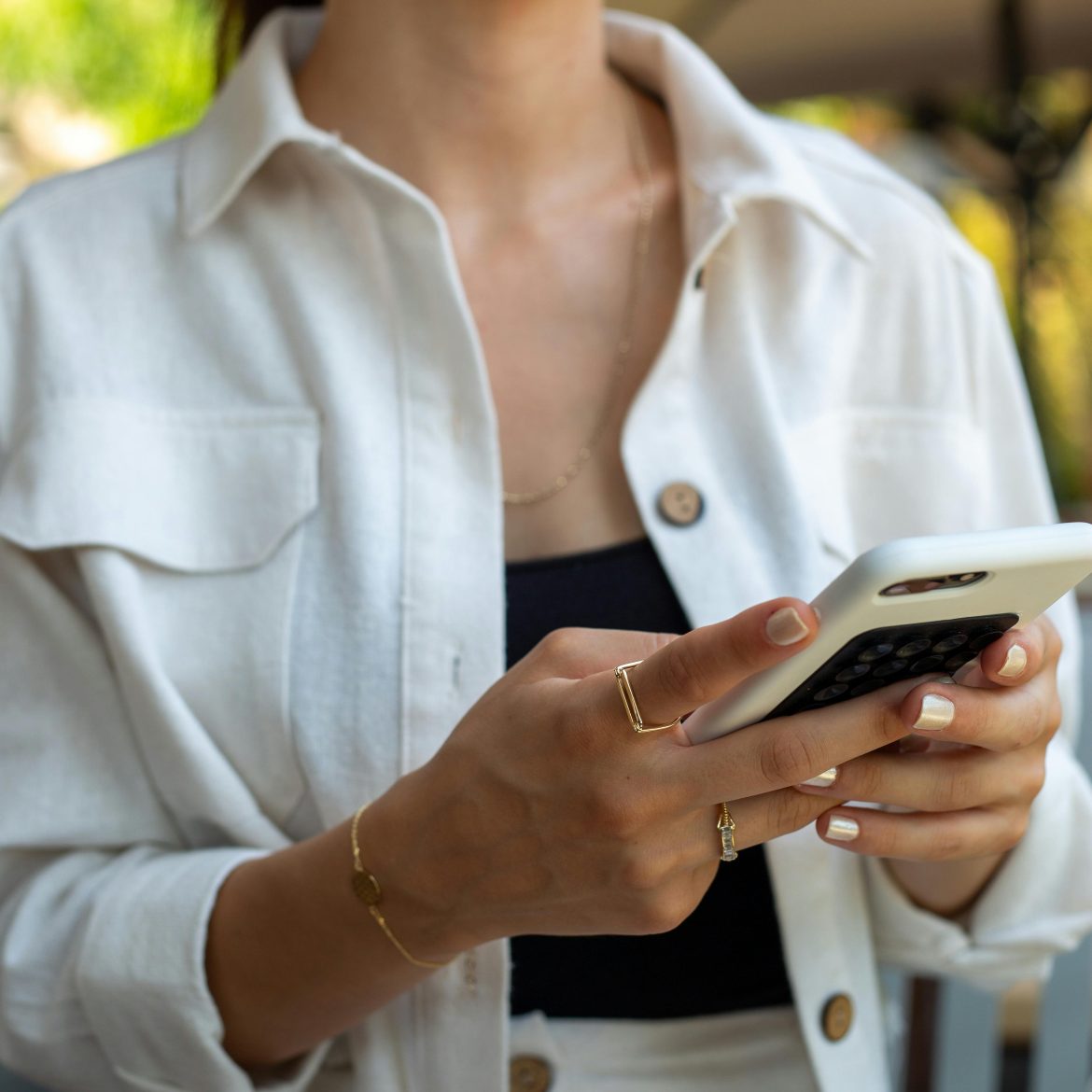 Vrouw op haar telefoon