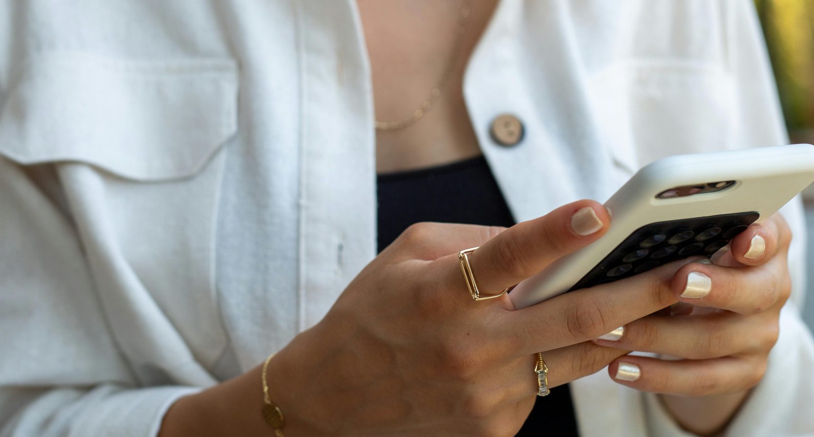 Vrouw op haar telefoon