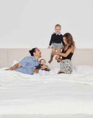 Thumbnail voor Binnenkijken in de villa van kunstenaar Joseph Klibansky: 'Ons bed is 3.40 meter breed'