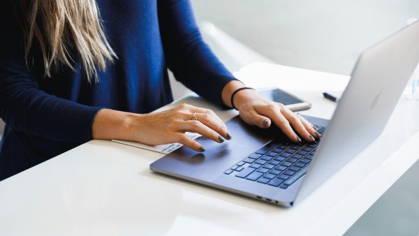 Vrouw met drie fulltimebanen moet ruim 73.000 euro terugbetalen: 'Volstrekt ongeloofwaardig'