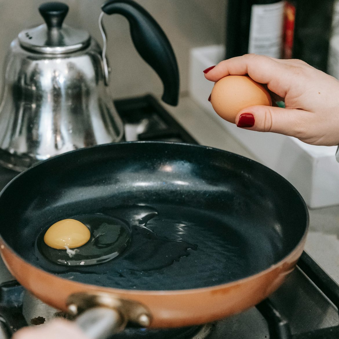 ei bakken in de pan.