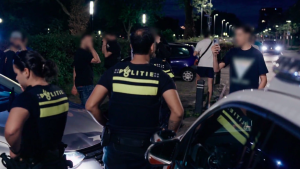 Thumbnail voor Aanhouding stenengooier loopt volledig uit de hand in 'Bureau Utrecht': 'Iedereen met spoed weg hier'