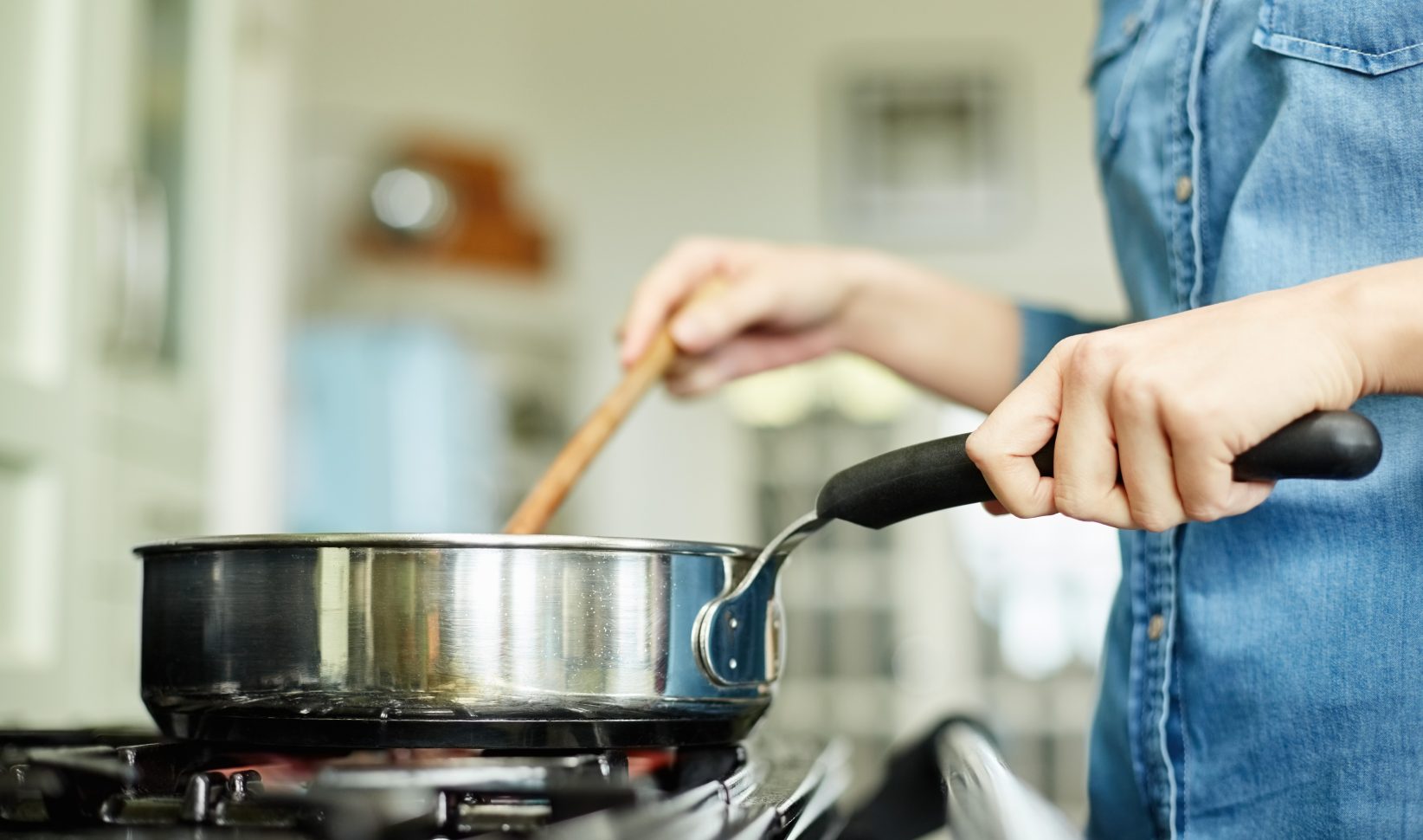 vrouw roert in rvs pan