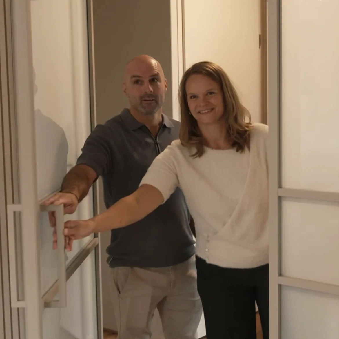 Rene en Denise doen de deur open van hun huis
