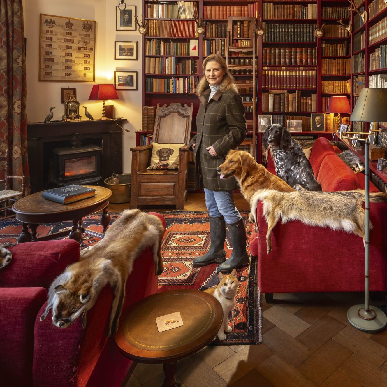 Laura (57): 'We scheuren over het landgoed met zakken kippenvoer en eten voor de bosvarkens’