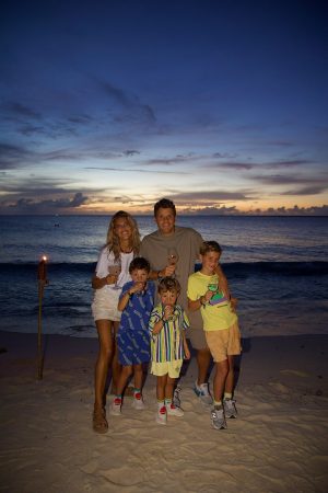 Thumbnail voor Op vakantie met kinderen? Zó pakt Kim Kötter het aan: 'De jongens riepen op een gegeven moment: 'We zijn zó gelukkig!''