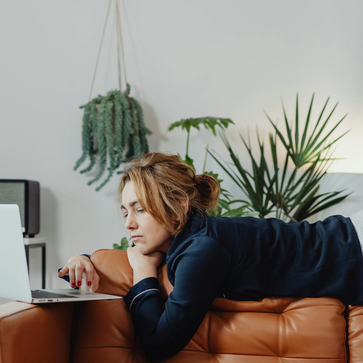vrouw, thuis, druk, rust krijgen, planten