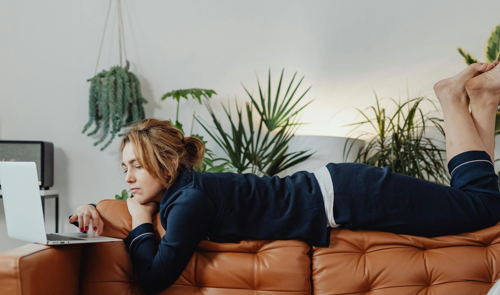 vrouw, thuis, druk, rust krijgen, planten