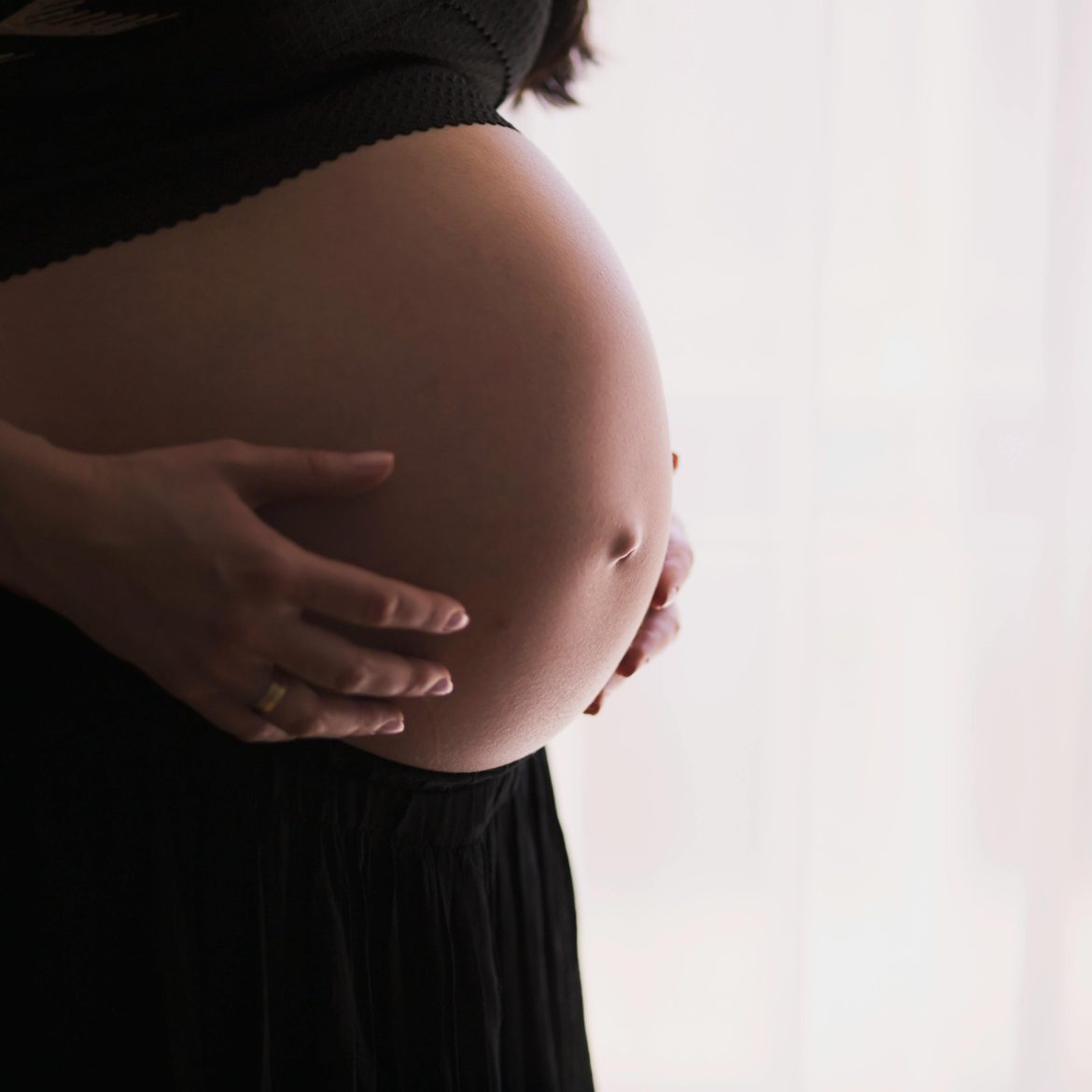 Yury had tijdens zwangerschap zeven liter vruchtwater in haar baarmoeder: 'Het was niet zeker of ik het zou overleven'