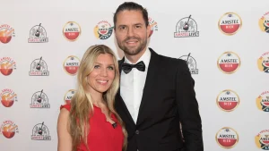 Thumbnail voor Annemarie Keizer blikt met foto terug op cafébrand Volendam: 'Dood in de ogen gekeken'