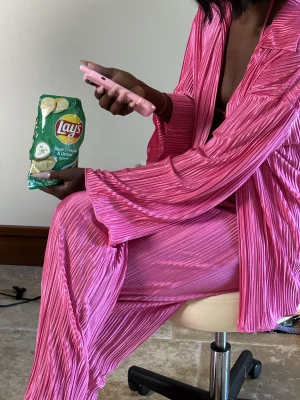 Thumbnail voor Kendra klasgenoot trakteert op chips, stuurt alsnog Tikkie: 'Ze stond bekend om deze actie'