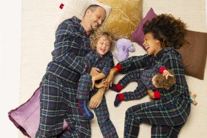 Thumbnail voor Lekker slapen én het goede doel steunen: HEMA en War Child lanceren pyjamacollectie voor het hele gezin