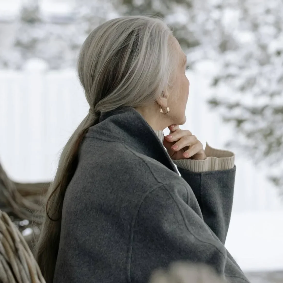 Vrouw zit buiten kijkt voor zich uit
