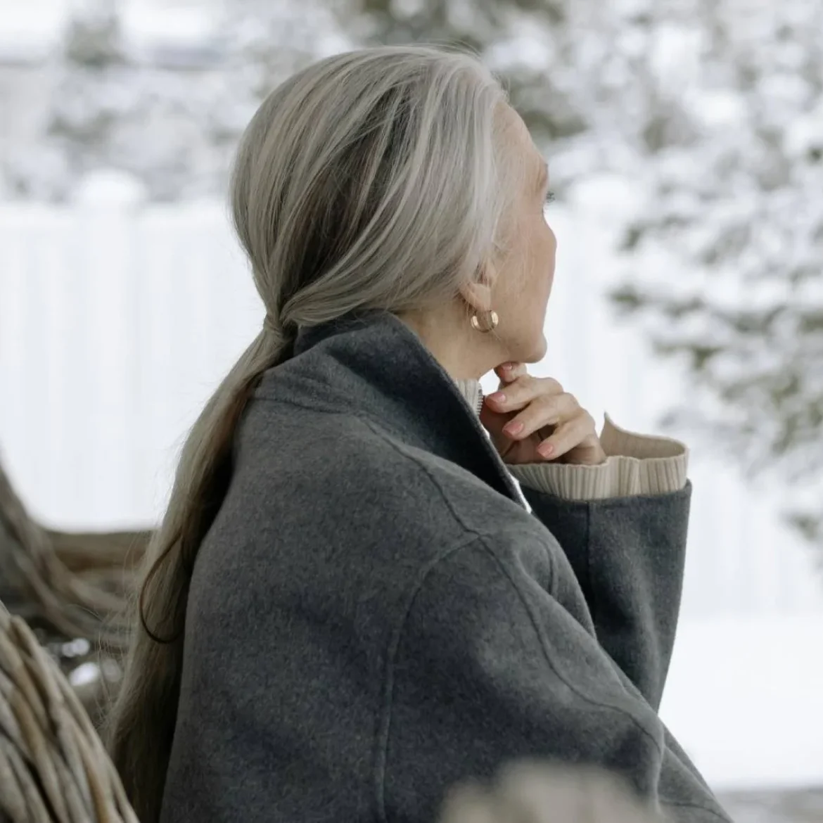 Vrouw zit buiten kijkt voor zich uit