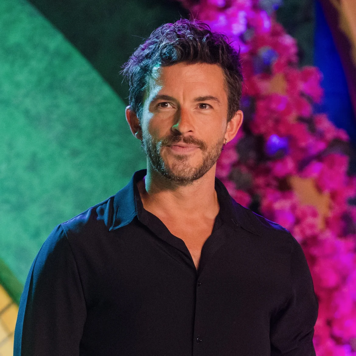 Jonathan Bailey krijgt de slappe lach