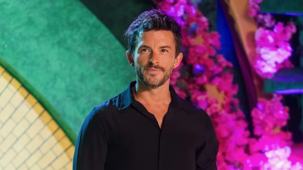 Jonathan Bailey krijgt de slappe lach