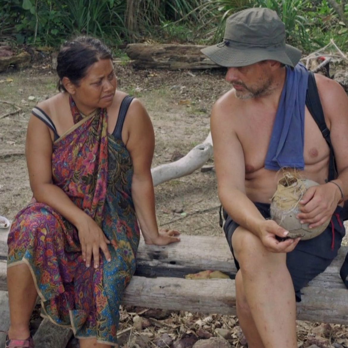 Linda en Vincent praten over de eilandraad in 'Expeditie Robinson'