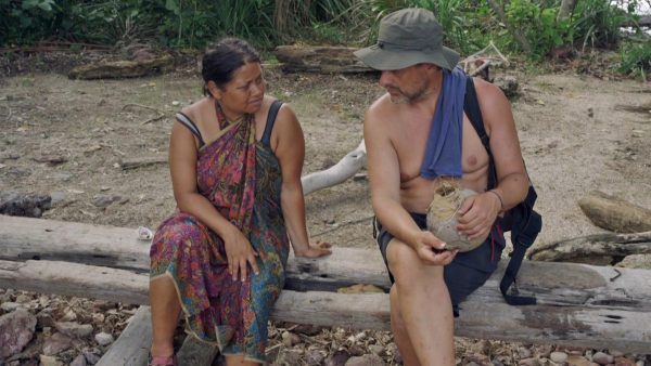 Linda en Vincent praten over de eilandraad in 'Expeditie Robinson'