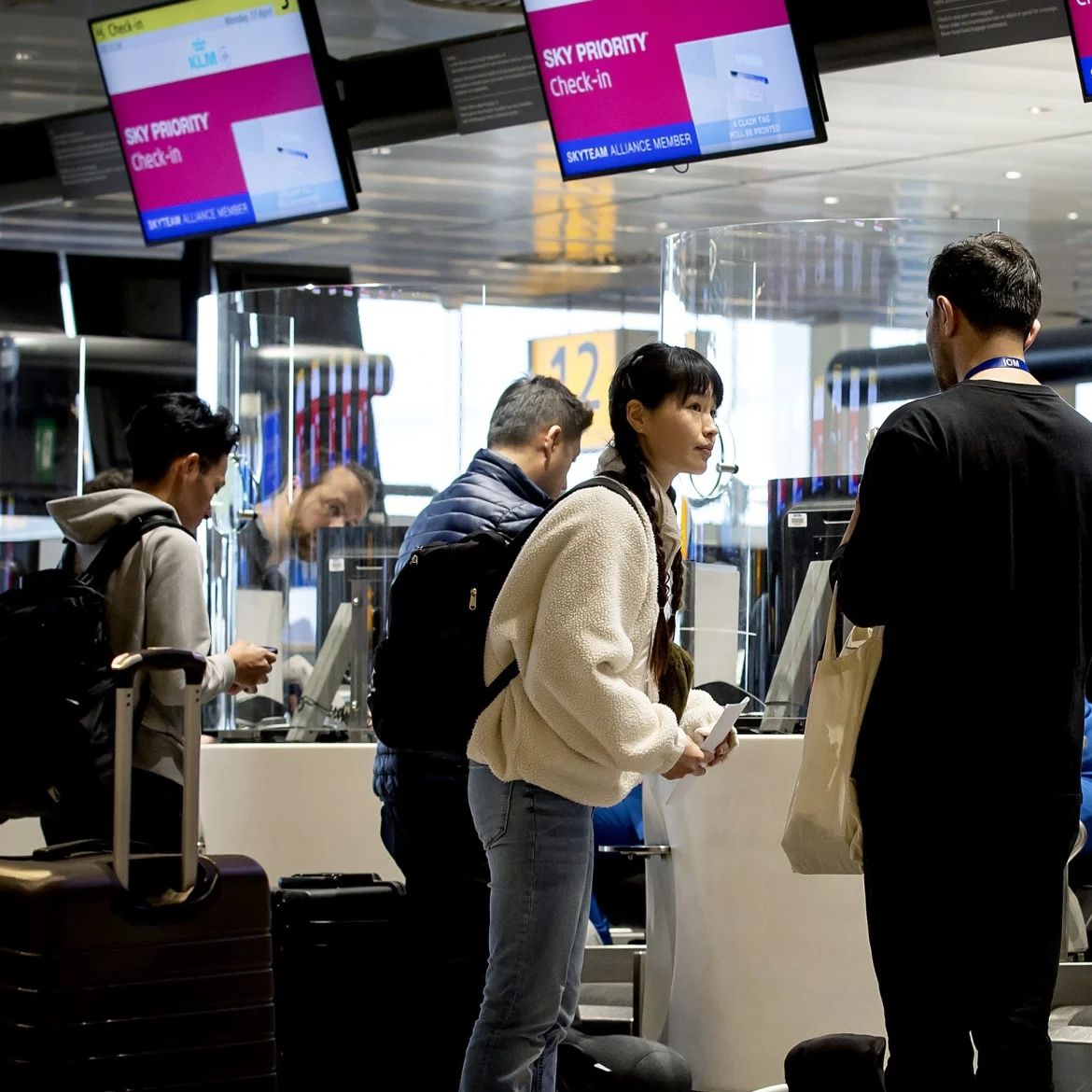 ryanair: papieren ticket verdwijnt, passagiers checken in.