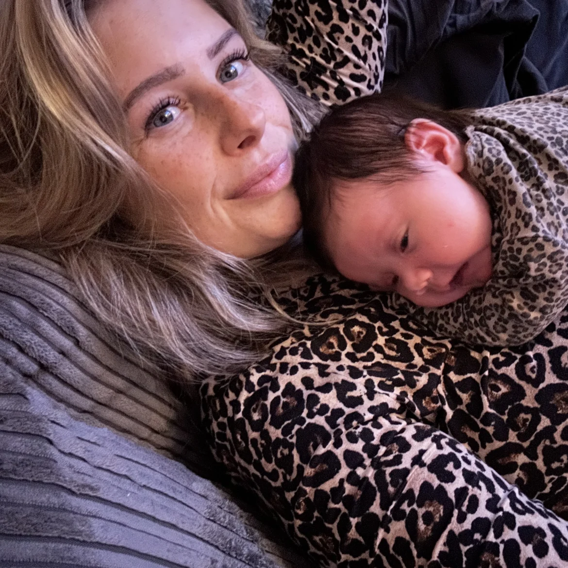 Melissa dacht dat ze een blindedarmontsteking had: 'Binnen 13 minuten had ik een dochter'