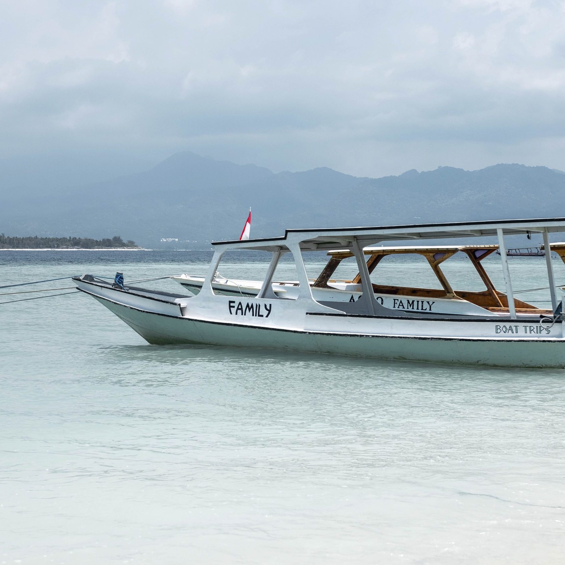 ‘De wind ruikt naar zout en kokos en de zee schittert in tien tinten blauw’