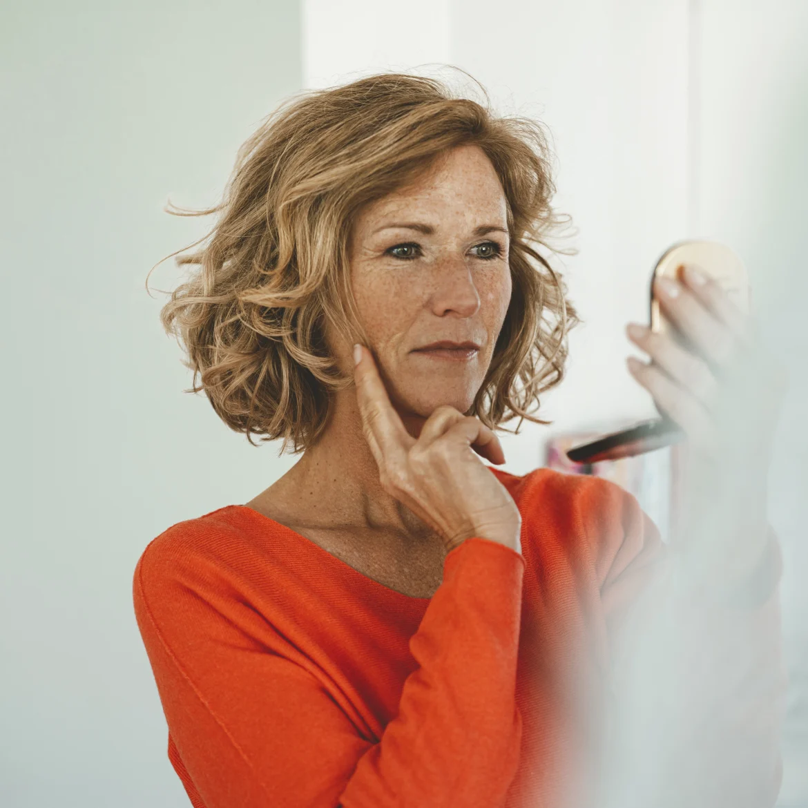 vrouw met rimpels en make-up