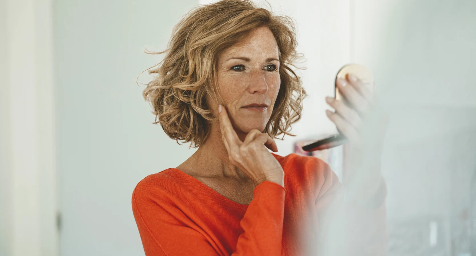 vrouw met rimpels en make-up